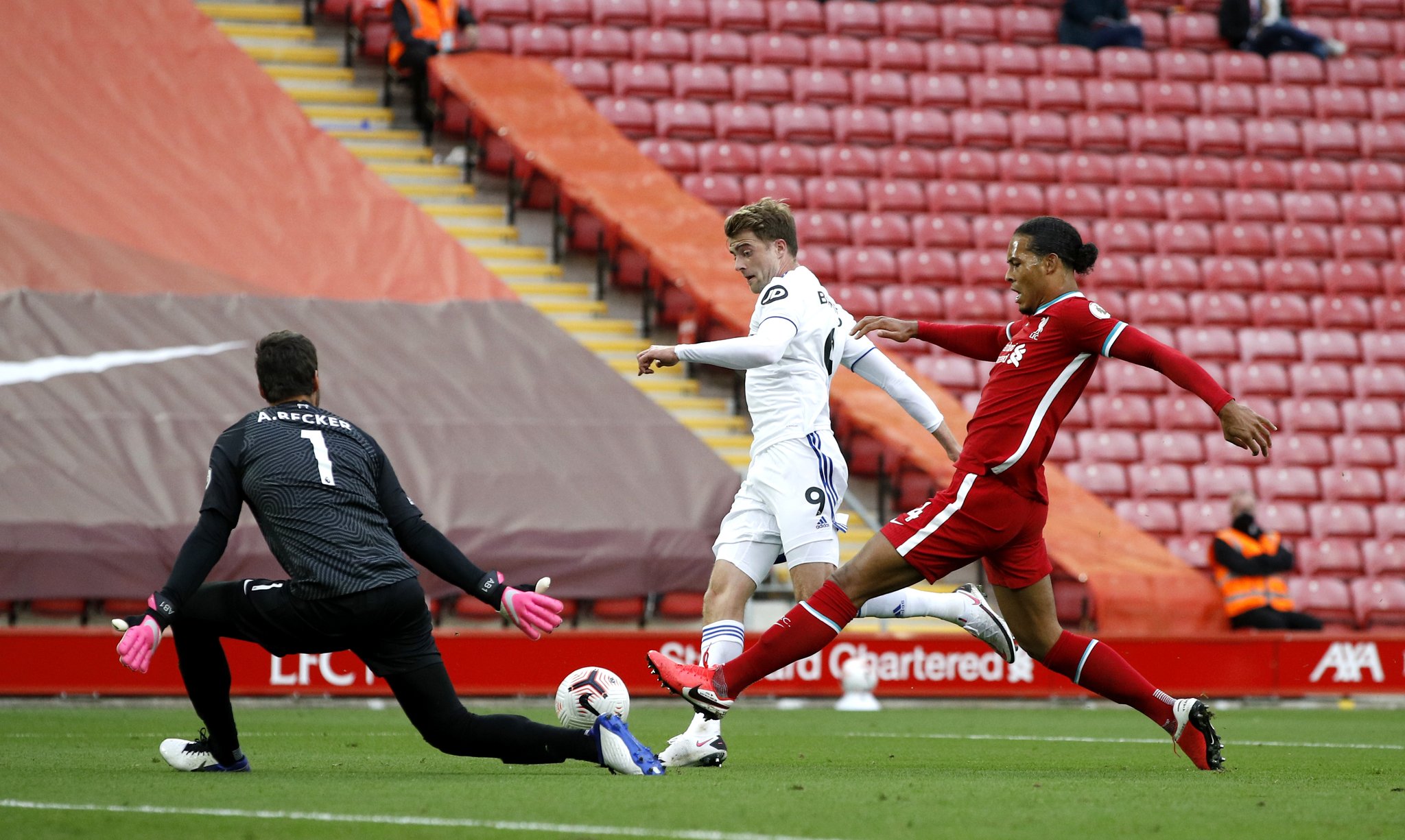 多场硬仗中 多场硬仗中